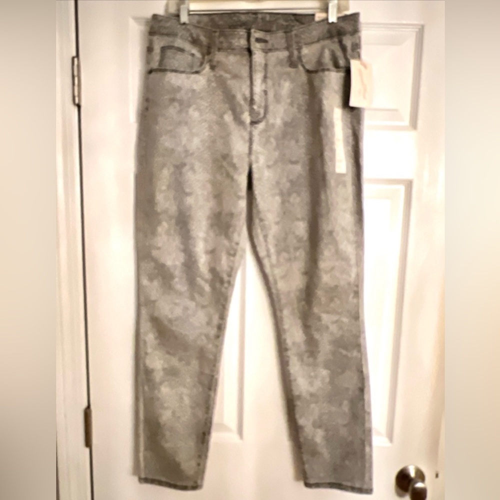 Universal Threads Co. Snakeskin Stretch Jeans. Sz 14. Skinny legs. Light gray.